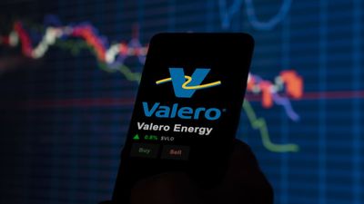 Are Wall Street Analysts Bullish on Valero Energy Stock?